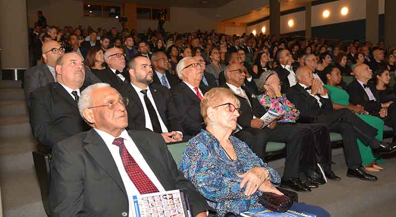 Vista parcial de unas 350 personas que asistieron a la ceremonia de los Premios Ilustres, en el Graduate Center de la City University of New York (CUNY). Fotos: Eduardo Hoepelman.
