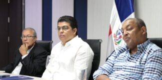 Monseñor Faustino Cruz, Ing. Felipe Suberví (Fellito), Dir. CAASD y José Andujar, alcalde SDO.